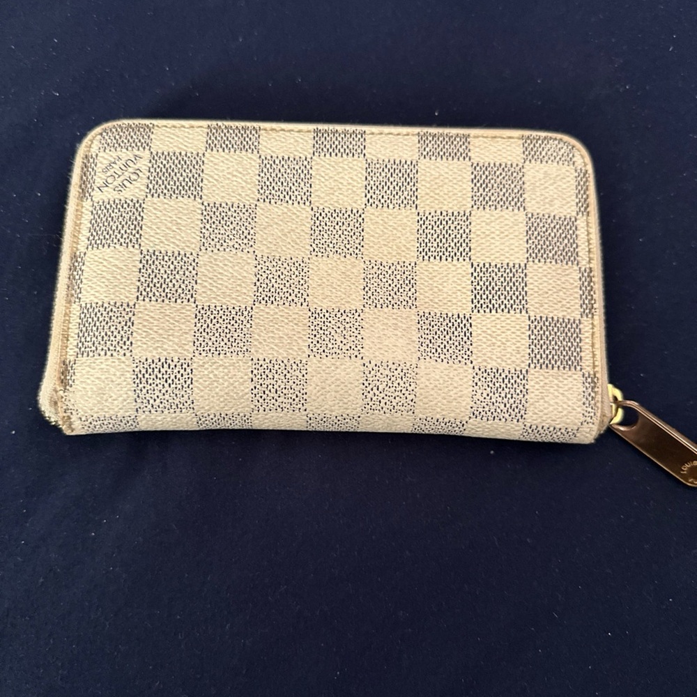 Louis Vuitton Vintage Beige and Gray Checkered Zippy Wallet. - Picture 2 of 10